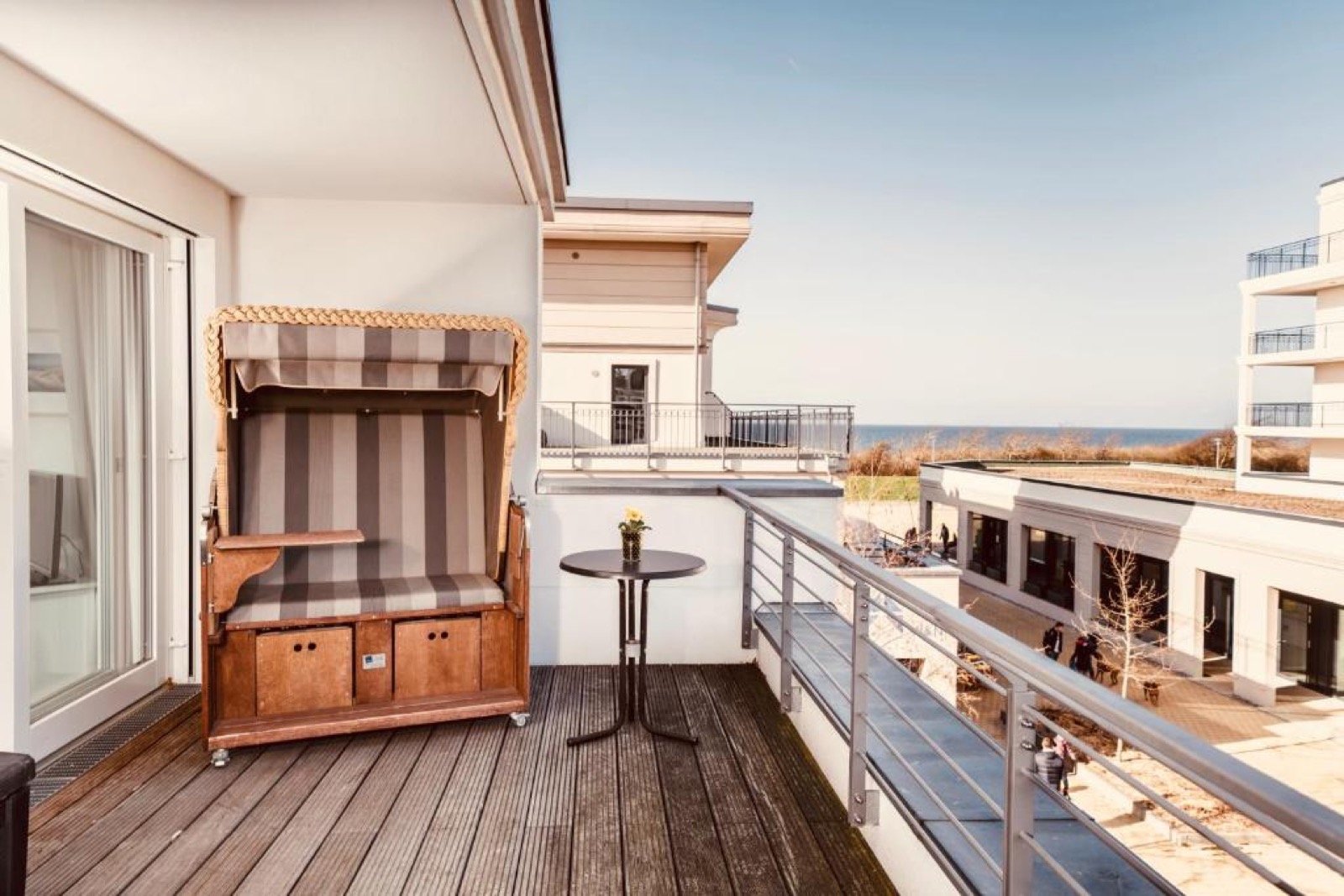 Terrasse mit Strandkorb und Blick auf die Ostsee in der Villa Seeadler, Börgerende-Rethwisch